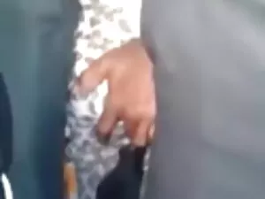 Er nimmt die alte Mu ...