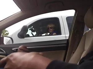 Ein MANN allein im F ...